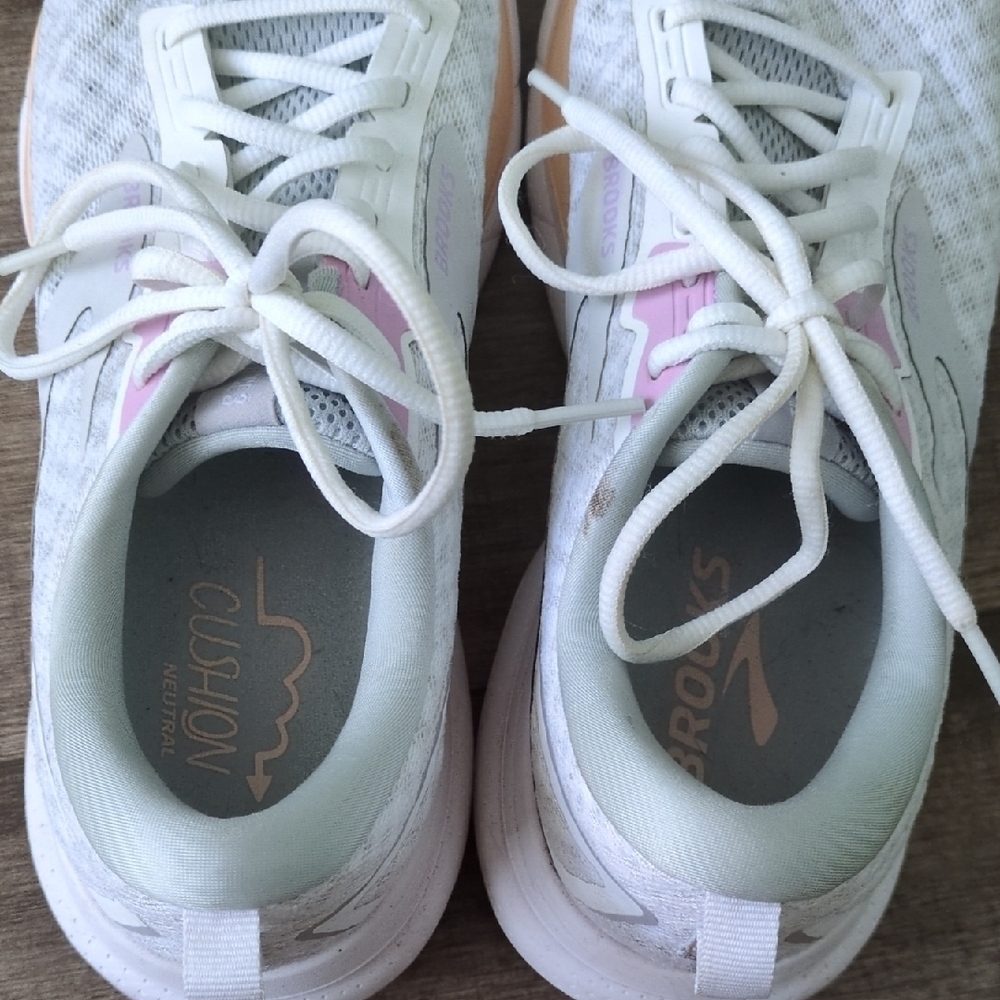 Brooks Women's White and Pink Athletic Shoes - Picture 4 of 6